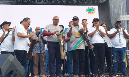 (Dari kiri) Vice President Enviromental Departement PTFI Gesang Setiyadi, Staf Ahli Bidang Ekonomi dan Keuangan Inosensius Yoga Pribadi, Kepala Dinas Lingkungan Hidup Mimika Frans Kambu, menabuh tifa sebagai tanda penutupan rangkaian peringatan Hari Lingkungan Hidup Sedunia tahun 2024 di Mimika. (Foto: Fachruddin Aji/Seputarpapua)