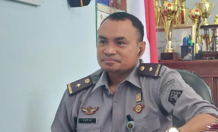 Plt Kepala Seksi Bimbingan Narapidana dan Anak Didik (Binadik) Lembaga Pemasyarakatan (Lapas) Kelas IIB Timika Yopie Febri Romhadi saat ditemui wartawab di ruang kerjanya, Senin (22/7/2024). (Foto: Fachruddin Aji/Seputarpapua)