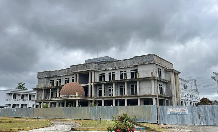 Tampak Penambahan Gedung A Kantor Bupati yang sudah masih dikerjakan. (Foto: Anya Fatma/Seputarpapua)