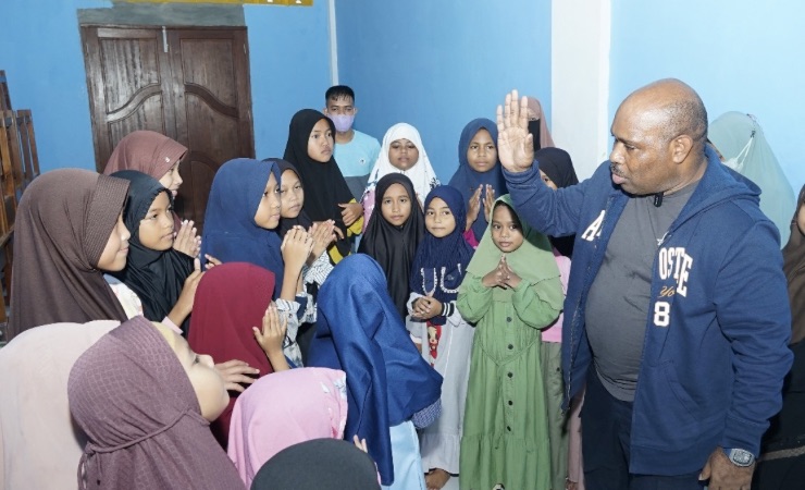 Maximus Tipagau saat mengunjungi TPQ Muhammadiyah. (Foto: Tim Media MT)