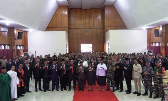 Foto bersama Pj Gubernur Papua Tengah, Ribka Haluk bersama pejabat yang dilantik. (Foto: Humas Pemprov Papua Tengah)