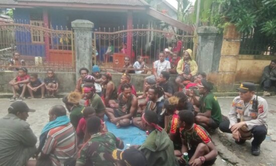 Aparat kepolisian saat melakukan mediasi di lokasi saling serang antar warga di Kampung Nawaripi, Rabu 17 Juli 2024. (Foto: Humas Polsek Mimika Baru)
