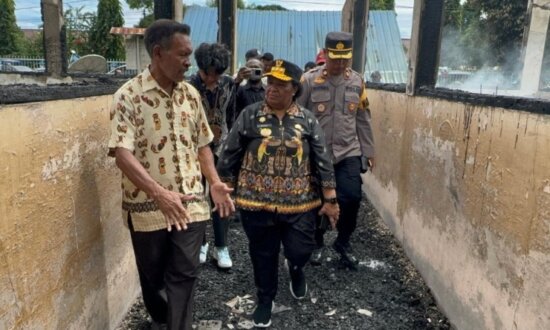 Pj Gubernur Ribka Haluk mengunjungi lokasi kebakaran. (Foto: Dok Pemprov Papua)