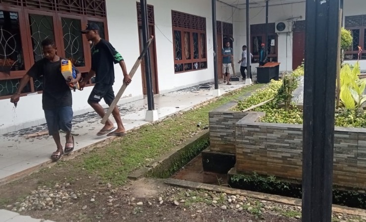 Masyarakat diduga saat melakukan pengerusakan Kantor Bupati Boven Digoel. Sejumlah mobil dan ruangan di Kantor Bupati Boven Digoel yang dirusak massa. (Foto: Humas Polda Papua)