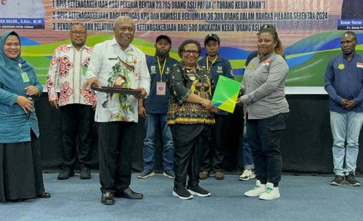 36.308 petugas Komisi Pemilihan Umum (KPU) dan Badan Pengawas Pemilihan Umum (Bawaslu) mendapat jaminan Badan Penyelenggara Jaminan Sosial (BPJS) Ketenagakerjaan dari Pemerintah Provinsi Papua Tengah, yang diberikan secara simbolis oleh Penjabat (Pj) Gubernur Papua Tengah, Ribka Haluk. (Foto: Dok Pemprov Papua Tengah)