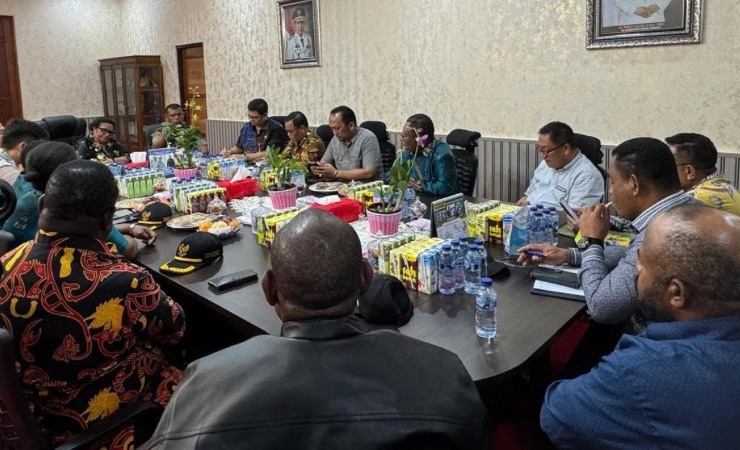 Pemprov Papua Tengah yang dipimpin Pj Gubernur Ribka Haluk melakukan rapat terbatas menyikapi peristiwa yang terjadi di Kabupaten Puncak Jaya. (Foto: Dok Humas Pemprov Papua Tengah)