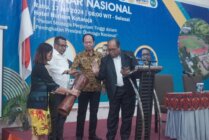 Penabuhan Tifa oleh Uncen, FIK dan KONI Papua dalam seminar nasional keolahragaan. (Foto: Dok Humas KONI Papua)