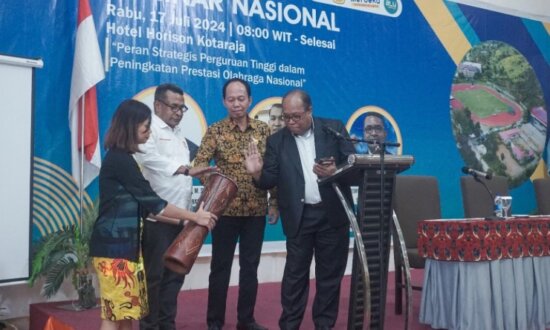 Penabuhan Tifa oleh Uncen, FIK dan KONI Papua dalam seminar nasional keolahragaan. (Foto: Dok Humas KONI Papua)