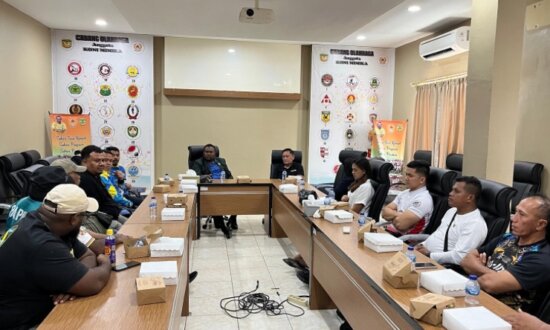 Rapat koordinasi KONI Mimika dengan Cabang Olahraga di Sekretariat KONI Mimika. (Foto: Anya Fatma/Seputarpapua)