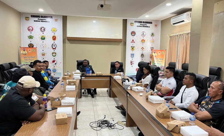 Rapat koordinasi KONI Mimika dengan Cabang Olahraga di Sekretariat KONI Mimika. (Foto: Anya Fatma/Seputarpapua)