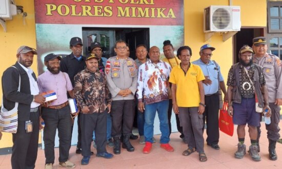 Kapolres Mimika AKBP I Komang Budiartha saat bertemu dengan sejumlah tokoh masyarakat dan agama di ruang Ops Polres Pelayanan Mimika, Jalan Cenderawasih, Jumat (19/7/2024). (Foto: Fachruddin Aji/Seputarpapua)
