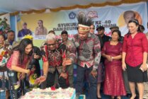 Pemotongan kue ulang tahun oleh Plt Bupati Mimika Johannes Rettob, Kepala Sekolah Margaretha Abraham dan Ketua Alumni Gregorius Okoare (Foto: Anya Fatma/Seputarpapua)