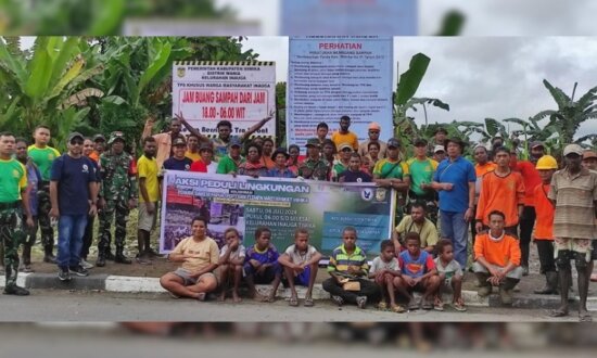 Foto bersama masyarakat dan para pihak yang terlibat dalam aksi bersih-bersih lingkungan oleh PSP Mimika di Kelurahan Inauga, Sabtu (6/7/2024). (Foto: Eci Mnsen/Seputapapua)