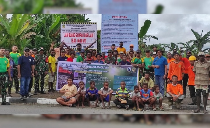 Foto bersama masyarakat dan para pihak yang terlibat dalam aksi bersih-bersih lingkungan oleh PSP Mimika di Kelurahan Inauga, Sabtu (6/7/2024). (Foto: Eci Mnsen/Seputapapua)