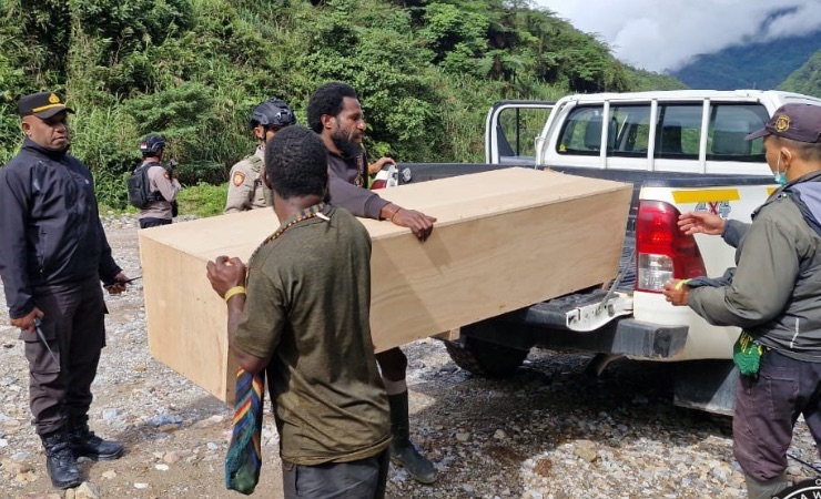 Kapolsek Tembagapura AKP Jevri Hengky Jeremi saat menyerahkan sejumlah bantuan sosial kepada warga Distrik Tembagapura yang sedang berduka. (Foto: Polsek Tembagapura)