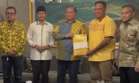 Tampak Ketua DPP Golkar, Airlangga Hartarto menyerahkan rekomendasi kepada Paulus Waterpauw. (Foto: Ist)