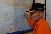 Kepala Kantor Pencarian dan Pertolongan Timika, I Wayan Suyatna saat menunjukkan peta prediksi jalur yang dilalui Kapal LCT Cita XX. (Foto: Dok Humas SAR)