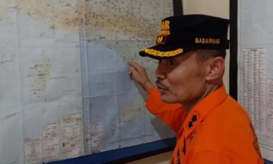 Kepala Kantor Pencarian dan Pertolongan Timika, I Wayan Suyatna saat menunjukkan peta prediksi jalur yang dilalui Kapal LCT Cita XX. (Foto: Dok Humas SAR)
