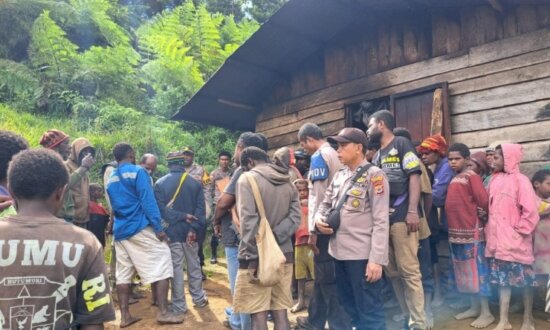 Anggota Polres Dogiyai mendatangi rumah korban dan telah didatangi banyak kerabat dan keluarga lainnya. (Foto: Dok Polres Dogiyai)