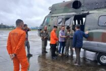 Helikopter milik TNI AU yang dikerahkan membantu operasi SAR pencarian kapal LCT Cita XX. (Foto: Dok Humas SAR)
