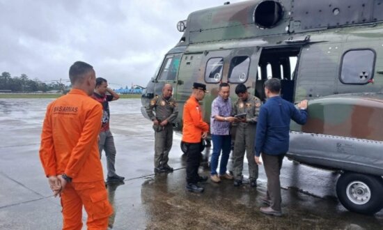 Helikopter milik TNI AU yang dikerahkan membantu operasi SAR pencarian kapal LCT Cita XX. (Foto: Dok Humas SAR)