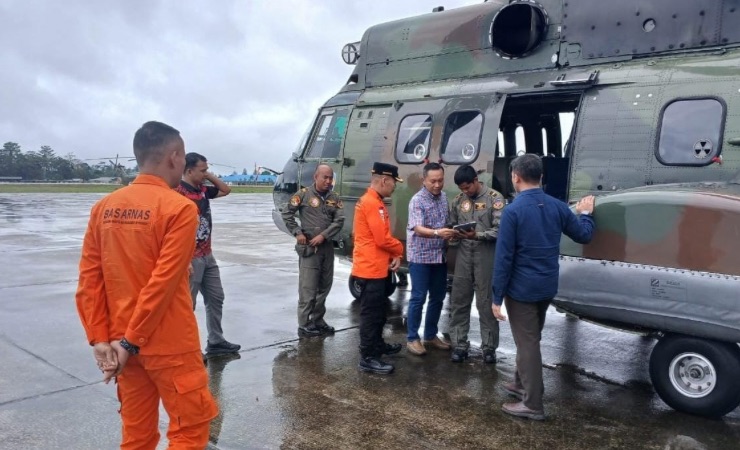 Helikopter milik TNI AU yang dikerahkan membantu operasi SAR pencarian kapal LCT Cita XX. (Foto: Dok Humas SAR)