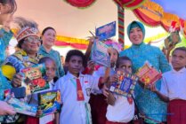 Ketum TP PKK Pusat, Tri Tito Karnavian saat melakukan kunjungan kerja dan berbagi bersama anak sekolah di Distrik Kwamki Narama didampingi Pj Gubernur Papua Tengah Ribka Haluk dan Ketua TP PKK Kabupaten Mimika, Susi Rettob, Jumat (26/7/2024). (Foto: Anya Fatma/Seputapapua)