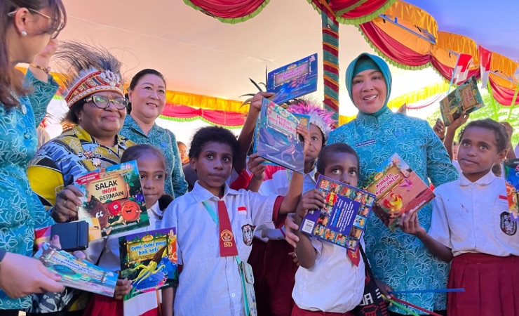 Ketum TP PKK Pusat, Tri Tito Karnavian saat melakukan kunjungan kerja dan berbagi bersama anak sekolah di Distrik Kwamki Narama didampingi Pj Gubernur Papua Tengah Ribka Haluk dan Ketua TP PKK Kabupaten Mimika, Susi Rettob, Jumat (26/7/2024). (Foto: Anya Fatma/Seputapapua)