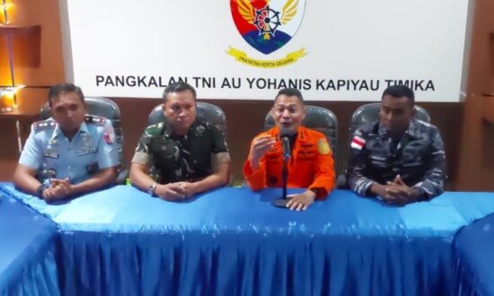 Konferensi pers yang dilakukan Tim SAR gabungan di Pangkalan TNI AU Yohanis Kapiyau, Kabupaten Mimika, Provinsi Papua Tengah, Jumat (27/7/2024). (Foto: Fachruddin Aji/Seputapapua)