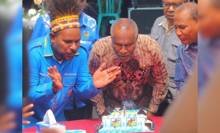 Ketua KNPI Mimika Awen Magai bersama Asisten I Setda Mimika Robert Kambu didampingi tamu undangan saat tiup lilin pada puncak Harlah KNPI Ke-51 Tahun. (Foto: Eci Msen/Seputarpapua)