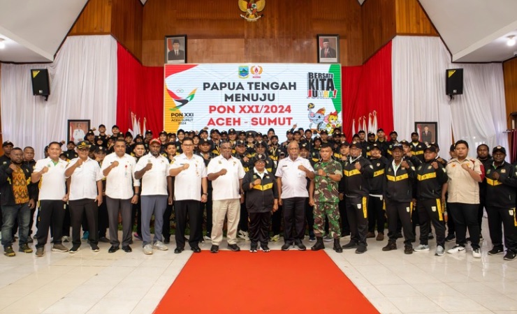 Foto bersama Pj Gubernur Papua Tengah dengan Kontingen Papua Tengah untuk PON XXI Aceh-Sumut. (Foto: Dok Humas Pemprov Papua Tengah)