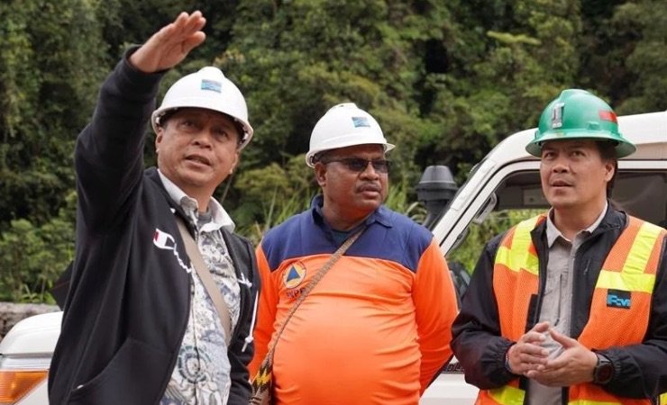 Kadis PUPR Dominggus Robert Mayaut dan Kepala BPBD Mimika Mozes Yarangga bersama pihak PTFI di Kampung Banti. (Foto: Corcomm PTFI)