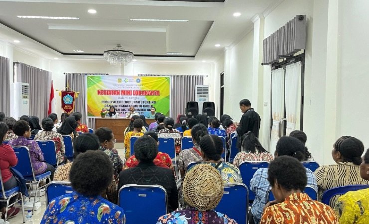 Para kader Posyandu mengikuti kegiatan lokakarya mini di Kantor Distrik Mimika Baru. (Foto: Anya Fatma/Seputarpapua)