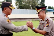 Kapolres Merauke,AKBP I Ketut Suarnaya menyalami Kompol Ahmad Nurung usai pemberian kenaikan pangkat. (Foto: Humas Polres Merauke)