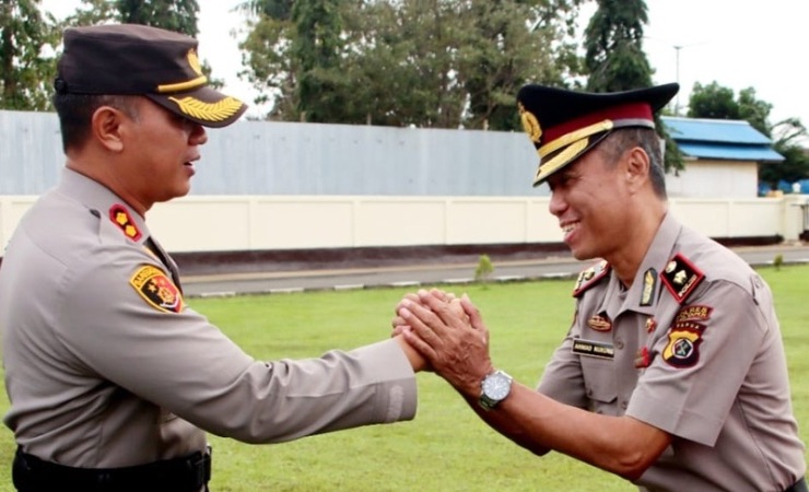 Kapolres Merauke,AKBP I Ketut Suarnaya menyalami Kompol Ahmad Nurung usai pemberian kenaikan pangkat. (Foto: Humas Polres Merauke)