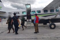 Empat aktor penyebab aksi saling serang di Nduga saat ditangkap dan diamankan ke Mimika untuk selanjutnya di Proses di Jayapura. (Foto: Humas Polda Papua)