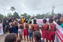 Suasana aksi demo yang dilakukan oleh sekelompok orang yang mengatasnamakan suplier dari 7 suku di Mimika di depan Kantor PJP Jalan Cenderawasih, Sp2, Mimika, Papua Tengah, Selasa (9/7/2024). (Foto: Fachruddin Aji/Seputarpapua)