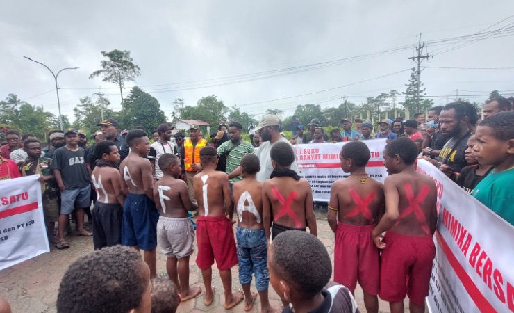 Suasana aksi demo yang dilakukan oleh sekelompok orang yang mengatasnamakan suplier dari 7 suku di Mimika di depan Kantor PJP Jalan Cenderawasih, Sp2, Mimika, Papua Tengah, Selasa (9/7/2024). (Foto: Fachruddin Aji/Seputarpapua)