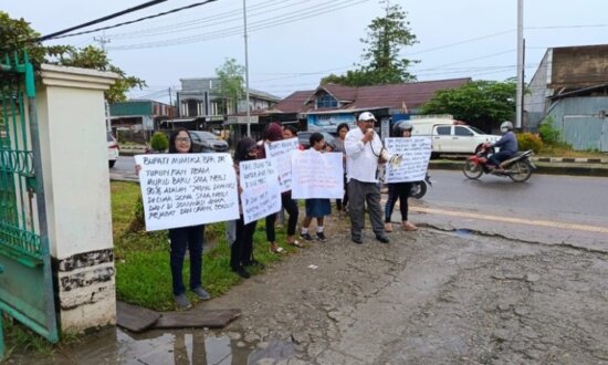 Aksi demo di depan SMA Negeri 1 Mimika. (Foto: Ist)