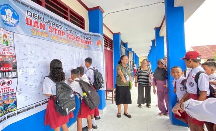 Anak-anak peserta didik di SMP N 11 Mimika saat melakukan penandatangan penolakan perundungan/bullying. (Foto: Dok SMP N 11 Mimika)