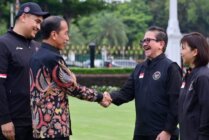 Presiden Republik Indonesia Joko Widodo berjabat tangan dengan Presdir PT Freeport Indonesia Tony Wenas saat acara pelepasan secara resmi Kontingen Indonesia di Istana Negara menuju Olimpiade 2024 Paris, Rabu, 10 Juli 2024. (Foto: Dok BPMI Setpres)