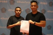 Todd Rivaldo Ferre (kiri) usai penandatangan kontrak bersama GM PSBS Biak, Deddy Adrianto. (Foto: Dok PSBS Biak)