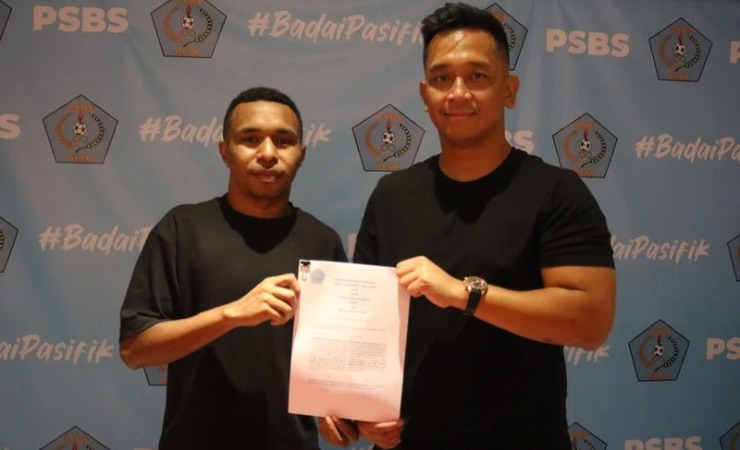 Todd Rivaldo Ferre (kiri) usai penandatangan kontrak bersama GM PSBS Biak, Deddy Adrianto. (Foto: Dok PSBS Biak)