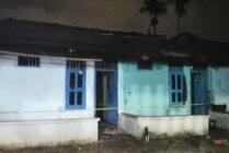 Garis polisi dipaasang di rumah petakan yang terbakar. (Foto: Polsek Kuala Kencana)