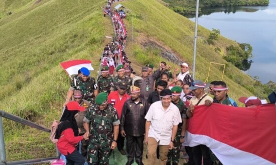 Tampak Pangdam XVII/Cenderawasih, Mayjen TNI Izak Pangemanan menyapa peserta pembentangan Bendera Merah Putih di Bukit Tungkuwiri, Kabupaten Jayapura, Papua, Jumat (12/7/2024). (Foto: Firga/Seputapapua)