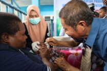 Pj Gubernur Papua Ridwan Rumasukun saat memberikan tetes manis polio kepada seorang anak di Mamberamo Raya saat melakukan kunjungan kerja. (Foto: Dian Mustika)