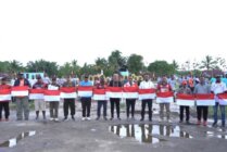 Pj Bupati Mappi bersama Boaz Salossa dan Ricardo Salampessy Bagikan 10 juta Bendera Merah Putih di Mappi dalam rangka menyongsong HUT RI ke-79 di Kabupaten Mappi, Provinsi Papua Selatan. (Foto: Dok Pemkab Mappi)