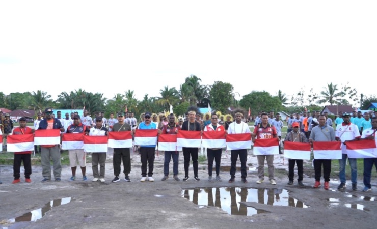 Pj Bupati Mappi bersama Boaz Salossa dan Ricardo Salampessy Bagikan 10 juta Bendera Merah Putih di Mappi dalam rangka menyongsong HUT RI ke-79 di Kabupaten Mappi, Provinsi Papua Selatan. (Foto: Dok Pemkab Mappi)