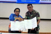 Pj Gubernur Papua Tengah, Ribka Haluk mendatangi Naskah Perjanjian Hibah Daerah (NPHD) antara Pemerintah Provinsi Papua Tengah dengan Korem 173/PVB. (Foto: Dok Humas Papua Tengah)