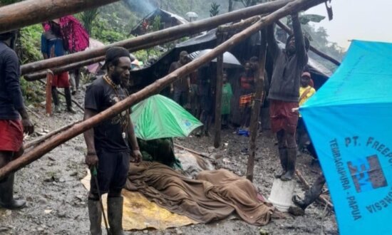 Korban yang berhasil ditemukan dalam peristiwa longsor yang terjadi di kawasan pendulangan Distrik Tembagapura, Kabupaten Mimika, Papua Tengah, Minggu (14/7/2024). (Foto: Ist)